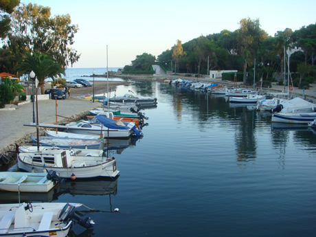 Kleine boote in der marina ibiza foto