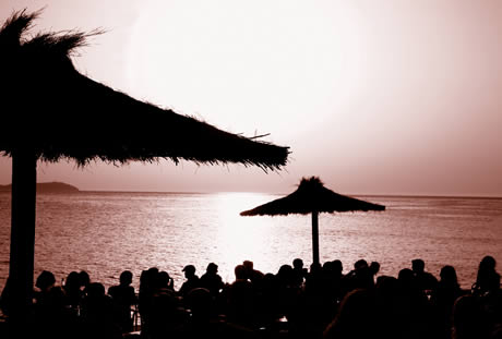 Sonnenuntergang am cafe del mar ibiza foto