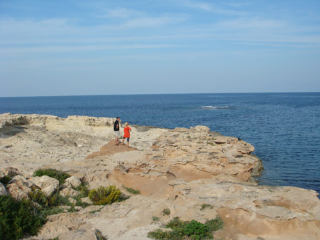 Touristen an der felsigen kueste ibiza foto