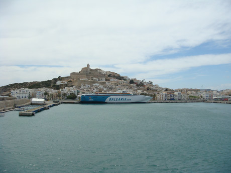 Feribot balearia in portul ibiza foto